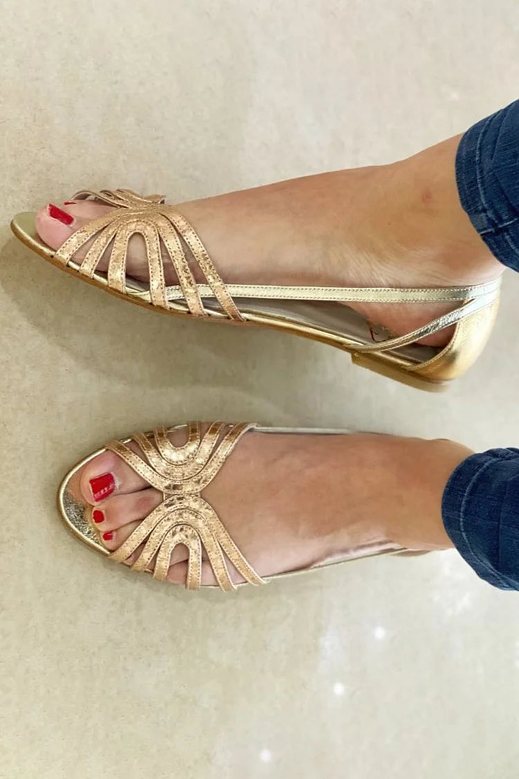 Alberta slingback-sandal med udskårne detaljer – elegant og behagelig.