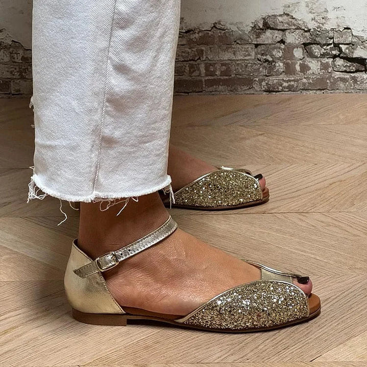 Flavia | Elegant og glitrende flad sandal