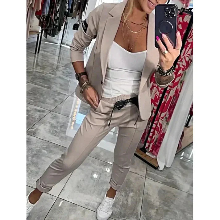 Ksenia | Skræddersyet sæt med blød blazer og afslappede joggers