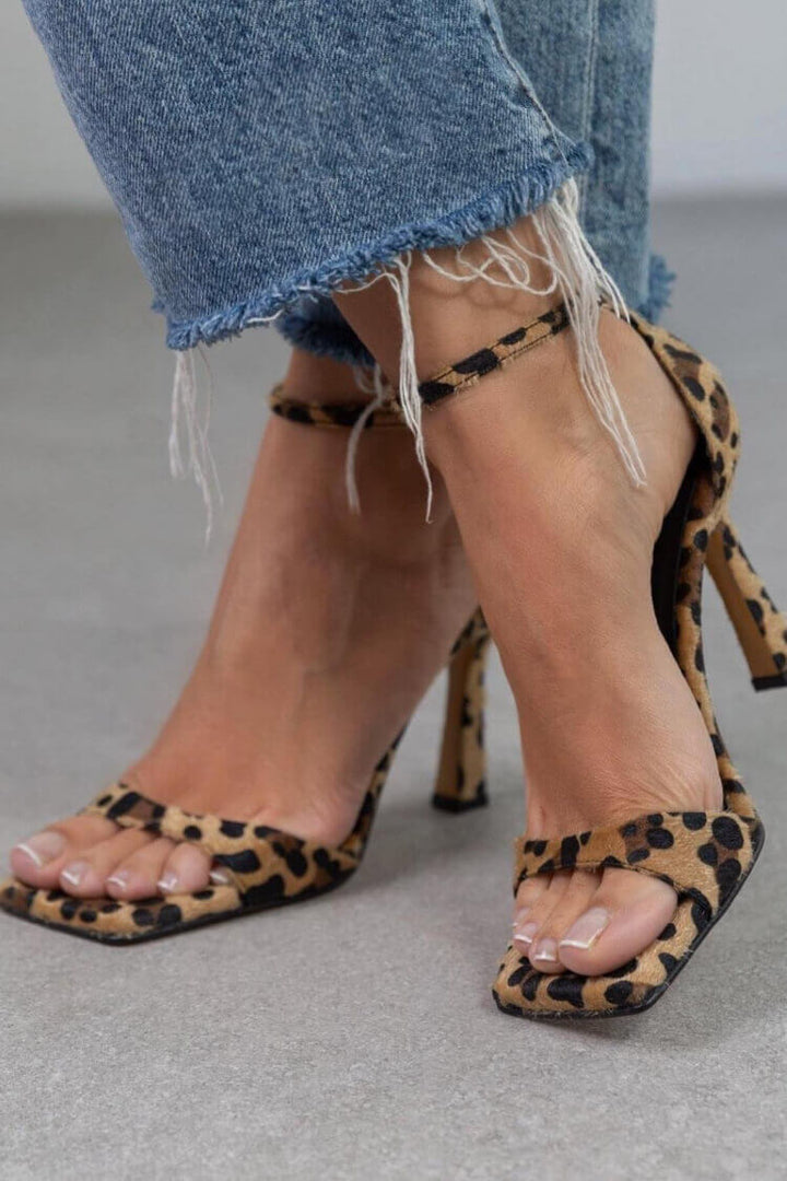 Africa | Elegante højhælede sandaler med dyreprint – til et unikt og chikt look