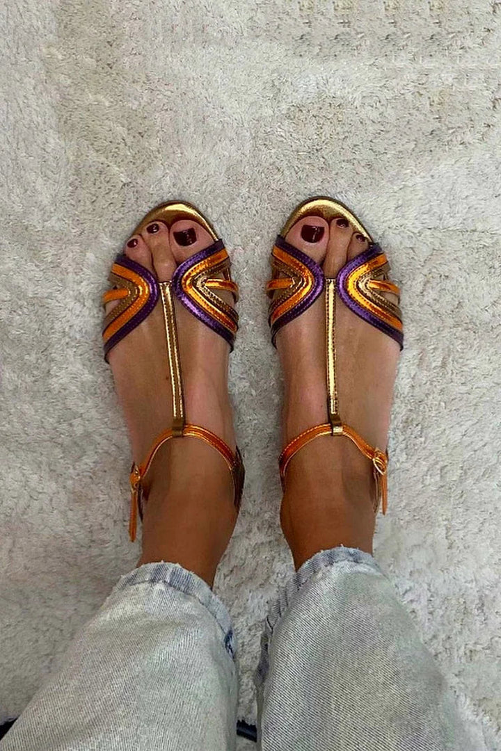 Nerina | Lave sandaler med flere remme og elegante metalliske detaljer.