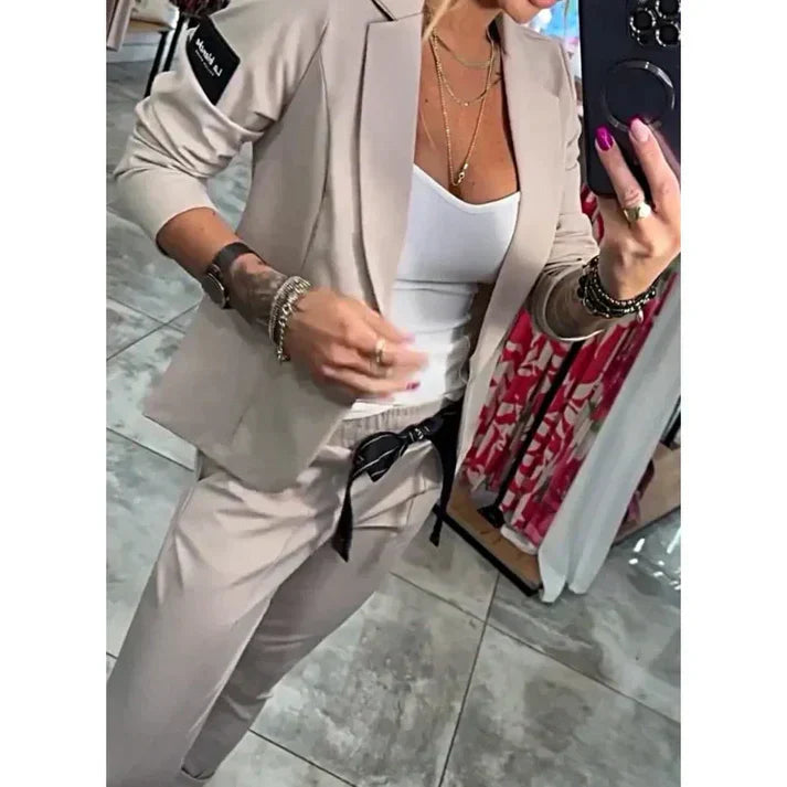 Ksenia | Skræddersyet sæt med blød blazer og afslappede joggers