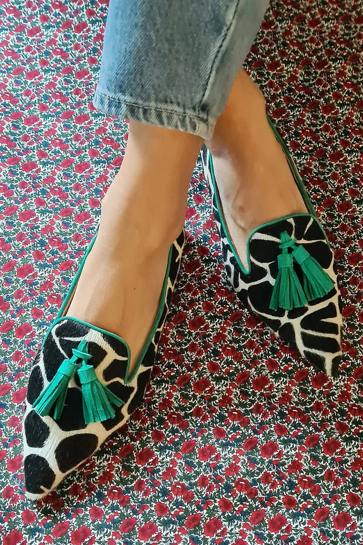 Valeria | Elegante loafers med spids snude og dekorative kvastdetaljer.