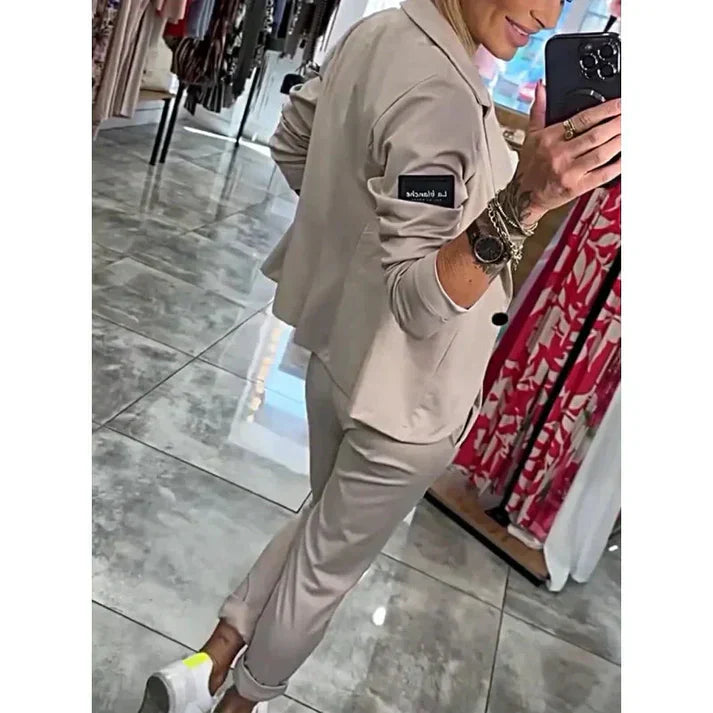 Ksenia | Skræddersyet sæt med blød blazer og afslappede joggers